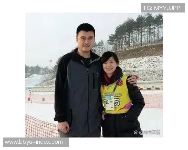 姚明与于谦的友谊之路:从篮球场到相声舞台的跨界合作与默契交流 姚明与于谦的友谊之路:从篮球场到相声舞台的跨界合作与默契交流