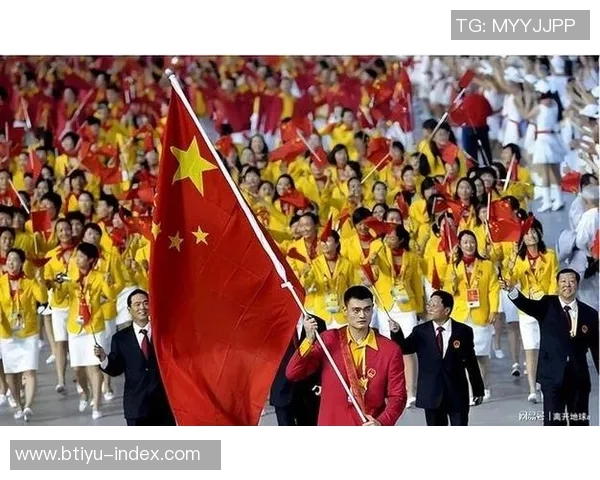 姚明在赛场上与母亲深情相拥展现亲情与感动的瞬间