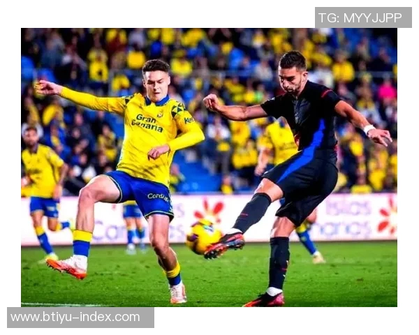 德甲激战：里昂6-2狂胜巴萨争议判罚引发全场热议